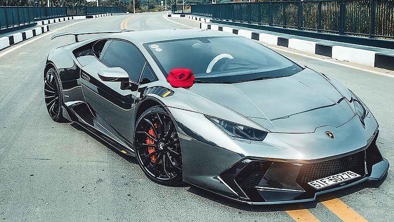 Lamborghini Huracán v chromové úpravě.