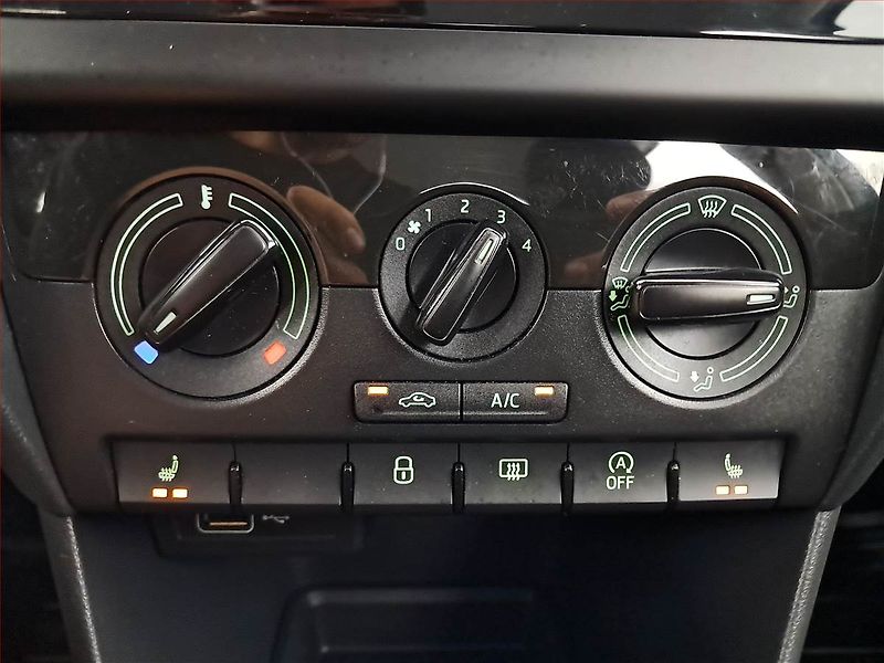 Škoda Rapid (2019) Ambition 1.0 TSI, Serv.kniha - fotka 13 z 17