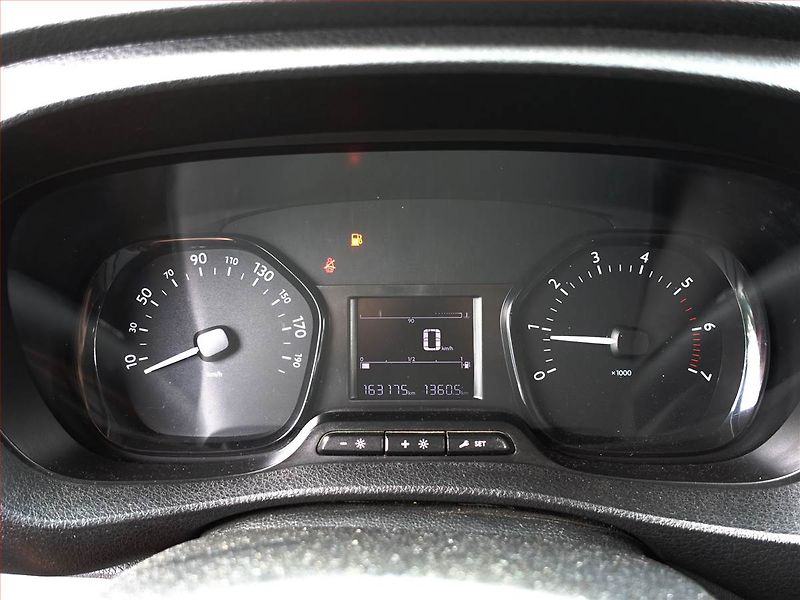 Peugeot Expert (2018) 2.0 BlueHDi, Bus, 9Míst, ČR - fotka 11 z 19