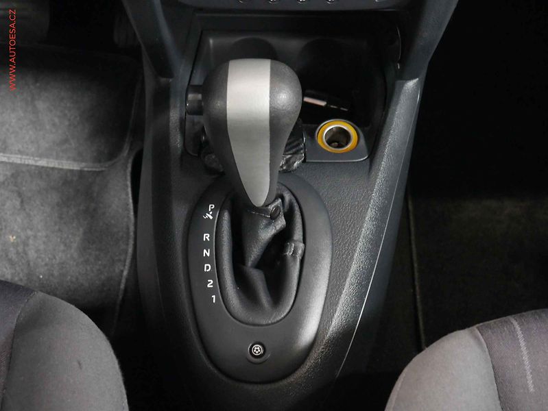 Renault Clio (2004) 1.4 16V, 2.maj,ČR, AT, AC - fotka 15 z 16