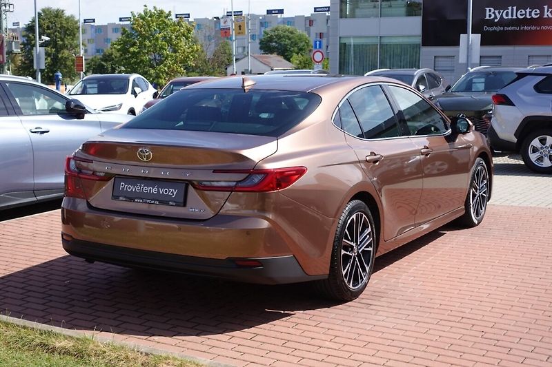 Toyota Camry 2,5 HEV Executive - fotka 4 z 35