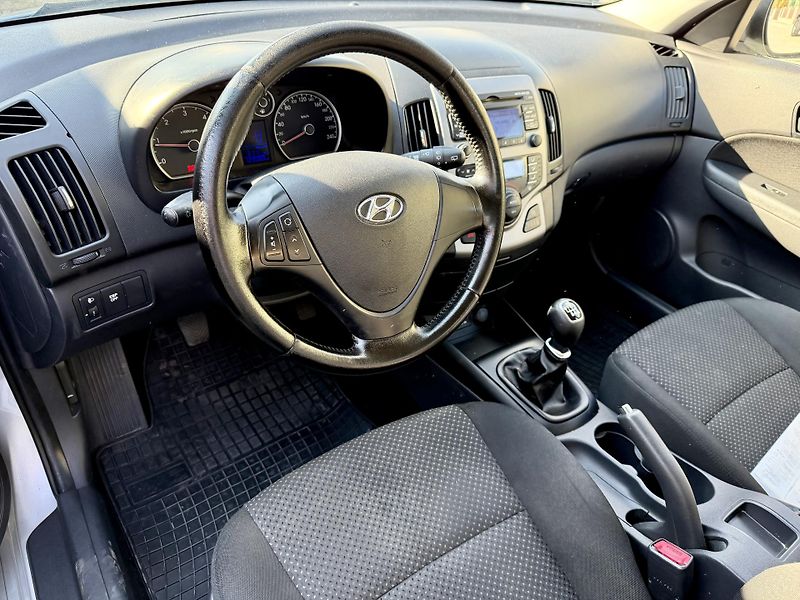 Hyundai i30 (2011) 1.6 CRDi AUTOMATICKÁ KLIMA - fotka 11 z 16