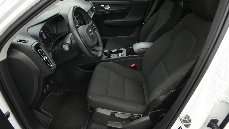 Volvo XC40 T2 FWD Momentum Core - fotka 17 z 21