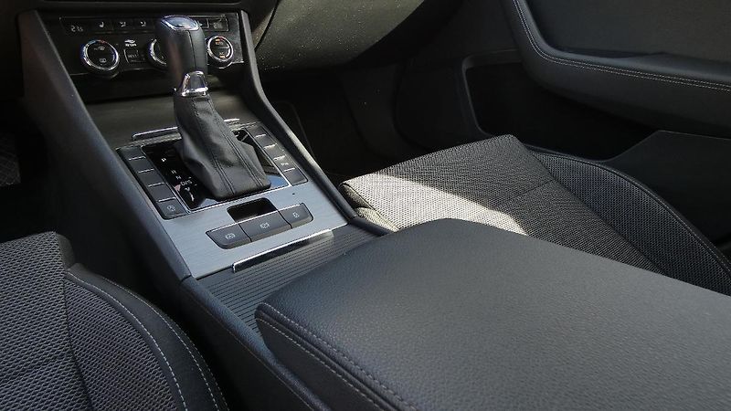 Škoda Superb Combi 2,0 TDI DSG Style - fotka 6 z 24