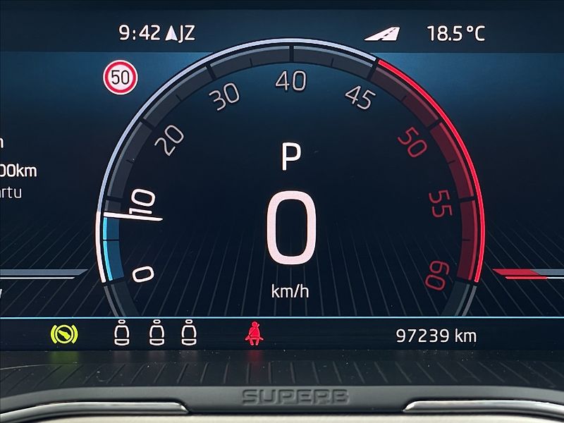 Škoda Superb 2,0 TDI DSG Combi L&K TAŽNÉ - fotka 10 z 23