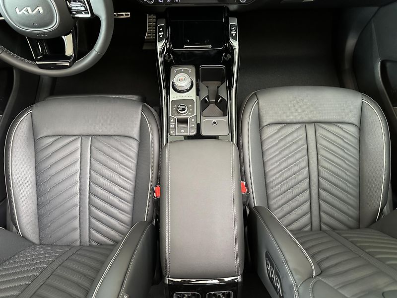 Kia Sorento 2,2 CRDi 4x4 8DCT TOP  - fotka 16 z 31