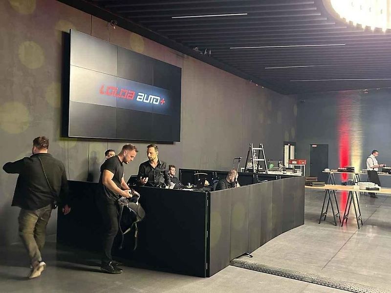 Nedaleko Poděbrad začíná fungovat největší autosalon ojetých aut v Evropě