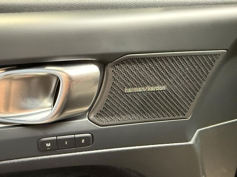 Volvo XC40 B3 Plus Dark DCT - fotka 13 z 17