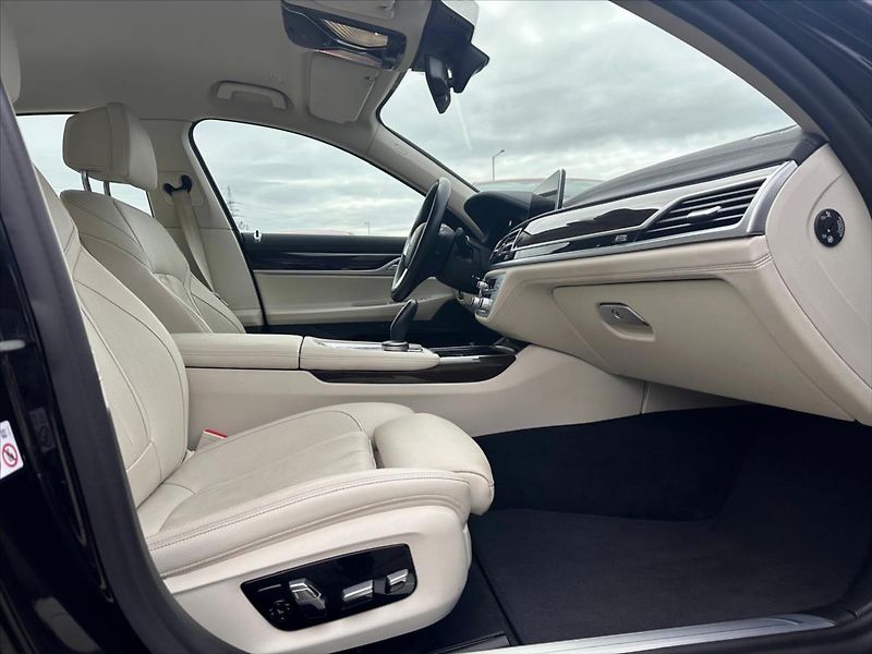 BMW Řada 7 4,4 750i xDrive 390 kW DPH - fotka 16 z 40