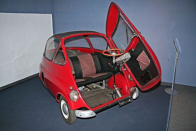 Aerodynamický boubelatý vůz Isetta. Vstup jako do lednice umožňovala dopředu s volantem odklopná čelní stěna., zdroj: Wikimedia Commons, Isolsettstonylanciabeta, CC BY-SA 2.0