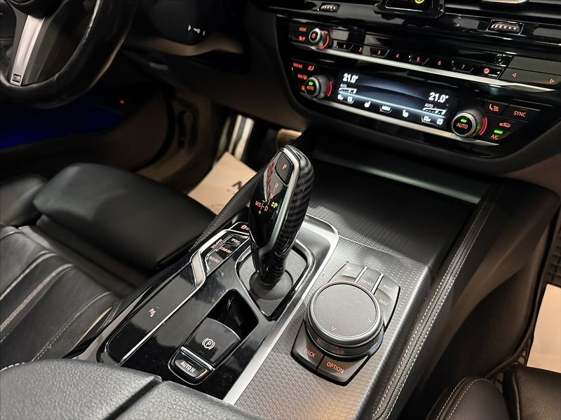BMW Řada 5 3,0   530D M-PAKET PANO LASER - fotka 28 z 48