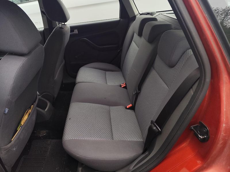 Ford Focus (2006) 1.6 74kW Trend - fotka 11 z 14