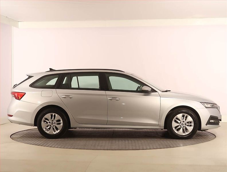Škoda Octavia (2023) Ambition 2.0 TDI, ČR,1.maj - fotka 6 z 24