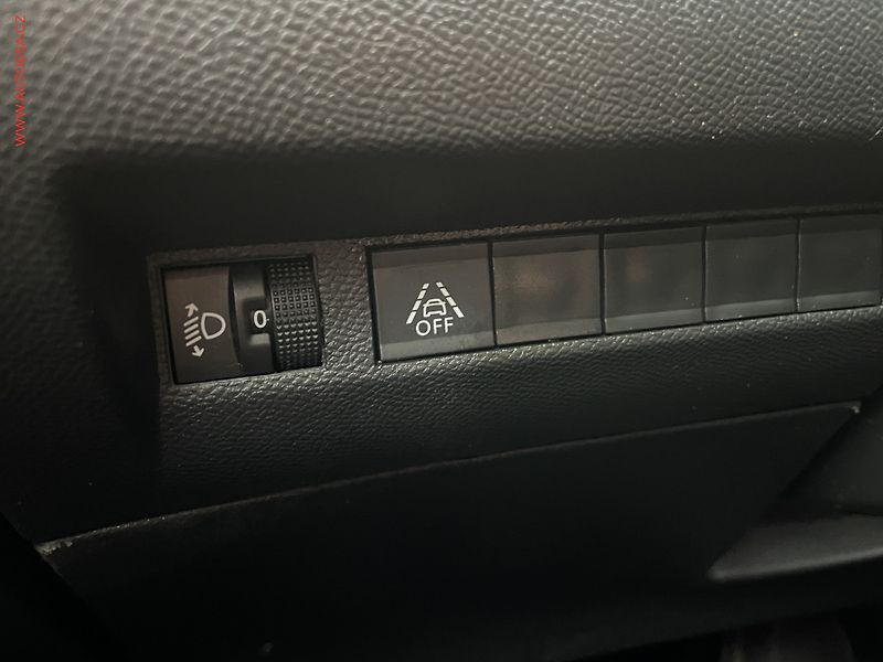 Peugeot 2008 (2020) 1.5 HDi, Active, navi, kamera - fotka 14 z 17