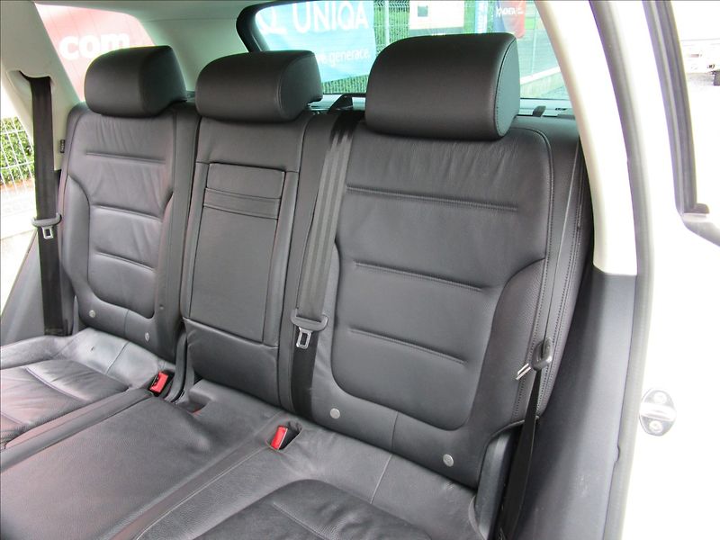 Volkswagen Touareg 3.0TDi V6  R-Line, 4x4, Bi-Xen - fotka 33 z 48