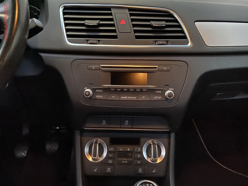 Audi Q3 (2013) 2.0 TDi, AC, výhřev sed. - fotka 12 z 16
