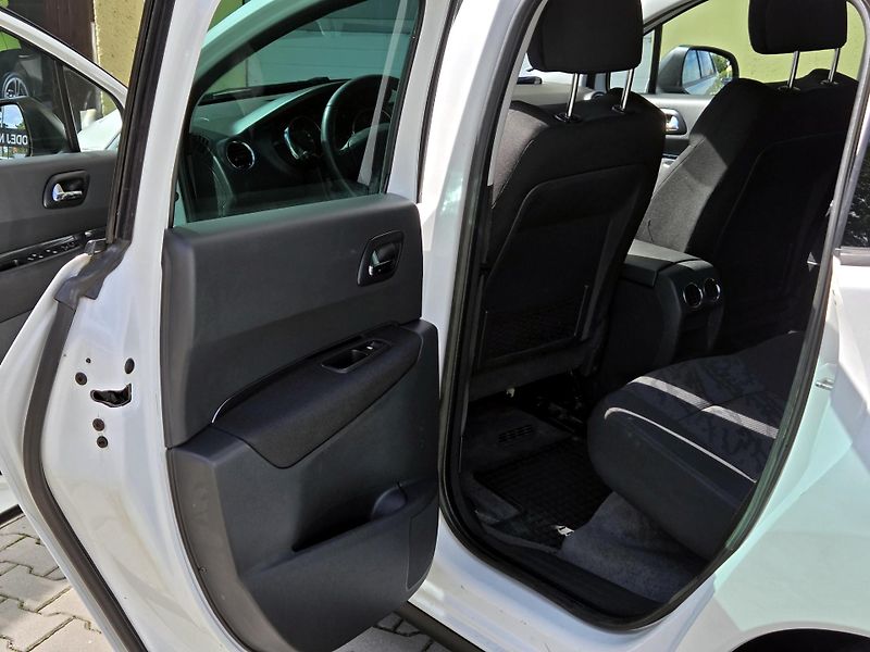 Peugeot 3008 HDi 120kW A/T *SERV.KNÍŽKA     - fotka 16 z 39