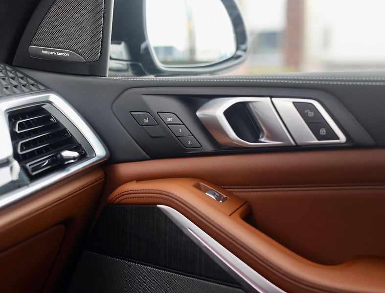 BMW X7 (2023) ALPINA XB7 4.4 V8 Skylounge - fotka 44 z 52