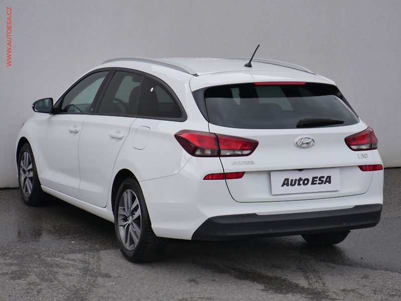 Hyundai i30 (2018) 1.4T-GDi, 2.maj,ČR, AC, park - fotka 6 z 21