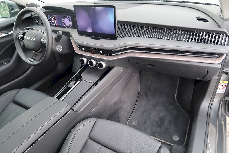 Škoda Superb (2025) L&K 2.0 TDI 142 kW 4x4 DSG - fotka 21 z 28