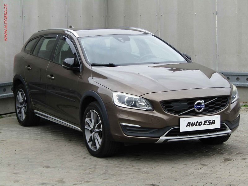 Volvo V60 (2017) 2.0 D, 1.maj, Cross Country - fotografie inzerátu
