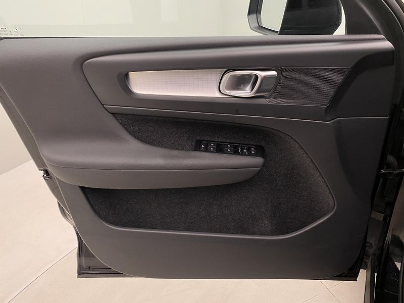 Volvo XC40 T2 MOMENTUM REZERVACE - fotka 7 z 44