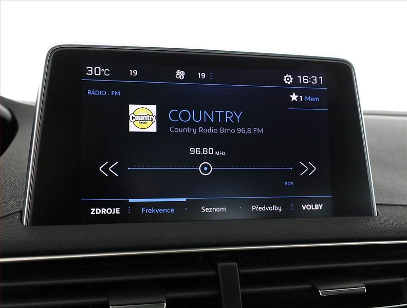 Peugeot 3008 (2018) Active Pack 1.2 PureTech - fotka 12 z 15