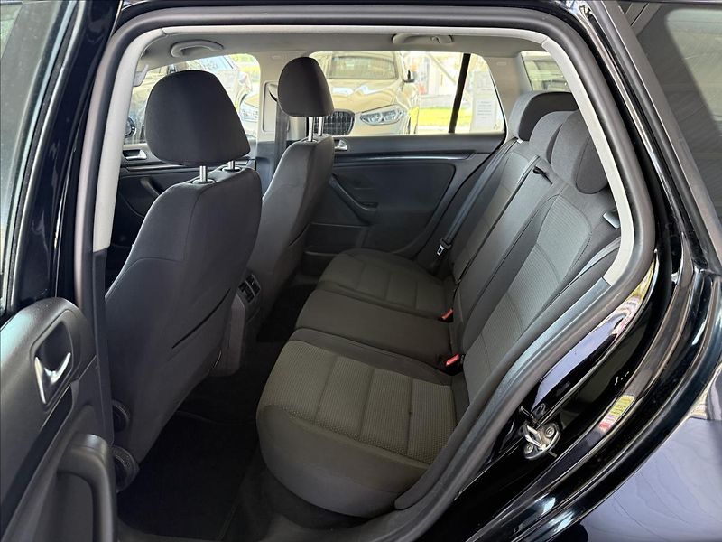 Volkswagen Golf 1,6   77kW,2.MAJITEL - fotka 19 z 22