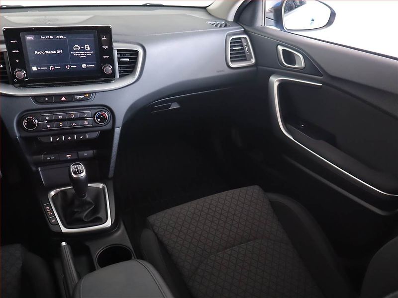 Kia Ceed (2022) Silver 1.5 T-GDI, Serv.kniha - fotka 8 z 20