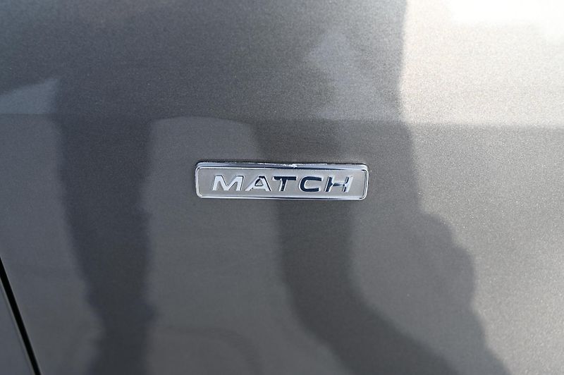 Volkswagen Touran 2.0TDI 103KW Match 7Míst 11/12 - fotka 37 z 49