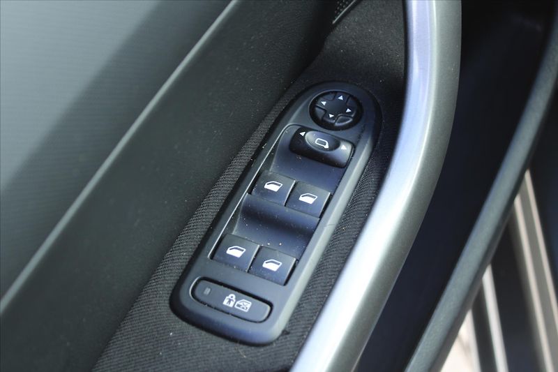 Peugeot 308 1.6VTi 88kW AUTOMAT 94000KM ČR - fotka 19 z 19