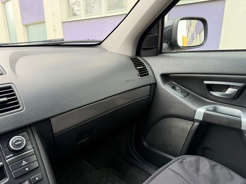 Volvo XC90 2,4 D5 AWD / 1.maj. / ČR / - fotka 23 z 26