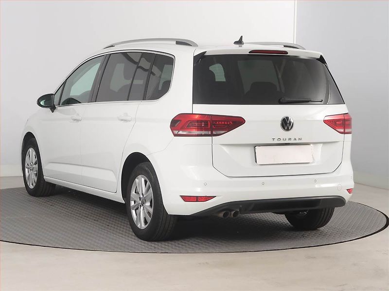 Volkswagen Touran (2023) 2.0 TDI - fotka 4 z 16