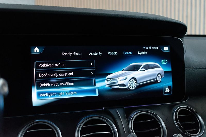 Mercedes-Benz Třídy E E 220d AMG*4MATIC*TAŽNÉ*ACC*ČR - fotka 38 z 52
