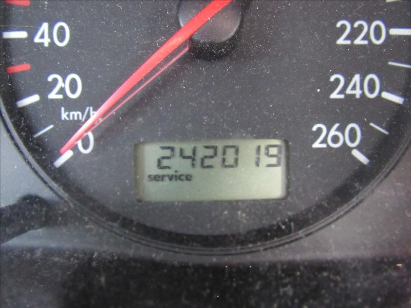 Volkswagen Passat 1,6 i 74kW Combi - fotka 14 z 24