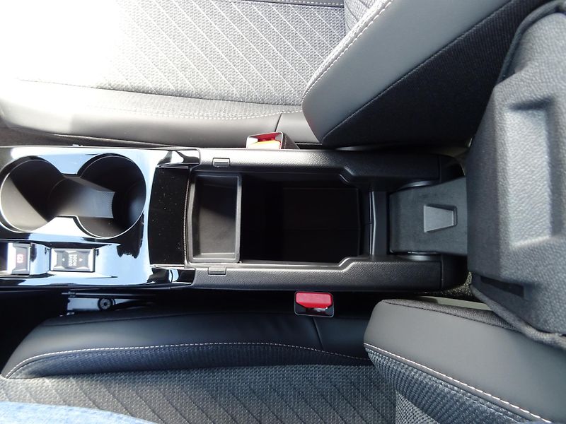 Peugeot 2008 (2026) ALLURE Hybrid 145k e-DCS6 - fotka 34 z 42