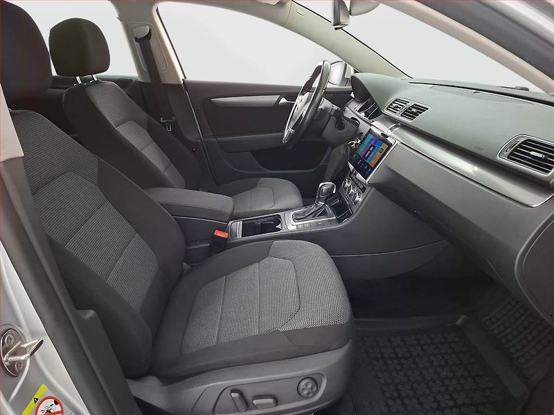 Volkswagen Passat (2012) 2.0 TDI, Automat, Xenony - fotka 9 z 19