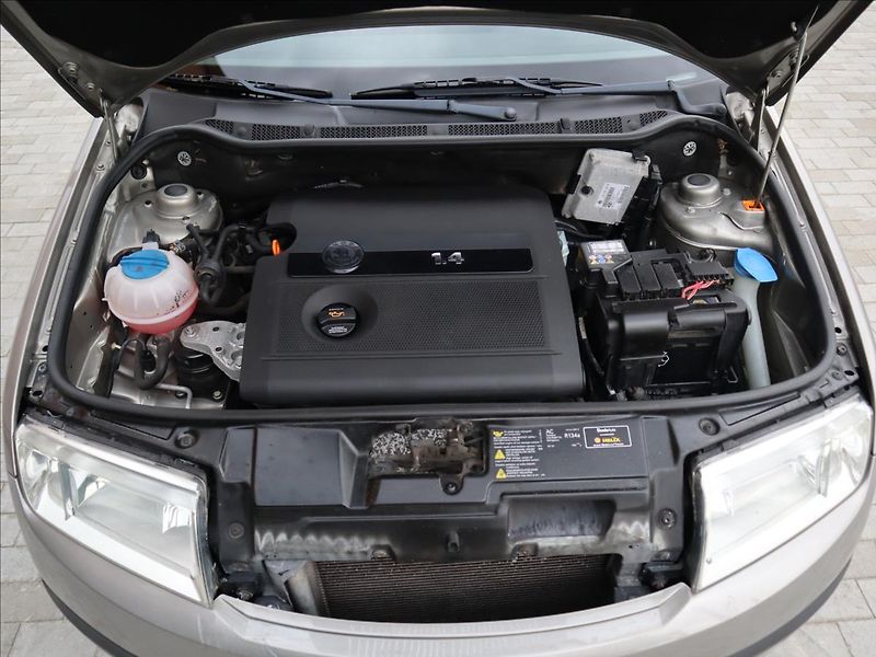 Škoda Fabia 1,4 16V Ambiente Klima - fotka 21 z 38
