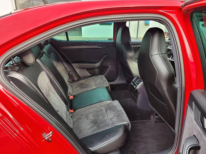Škoda Superb 2.0 TDI DSG7 140kW Sportline 4 - fotka 56 z 62
