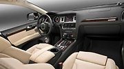 Takzvané „sokolí dveře“ na Modelu X, tak měly tento problém u velkých SUV vyřešit. Druha řada dveří u Modelu X se tak otevírá vzhůru i s částí střechy, čímž se zvětšuje prostor pro nástup a také se snižuje vzdálenost dveří od okolí při otevírání.