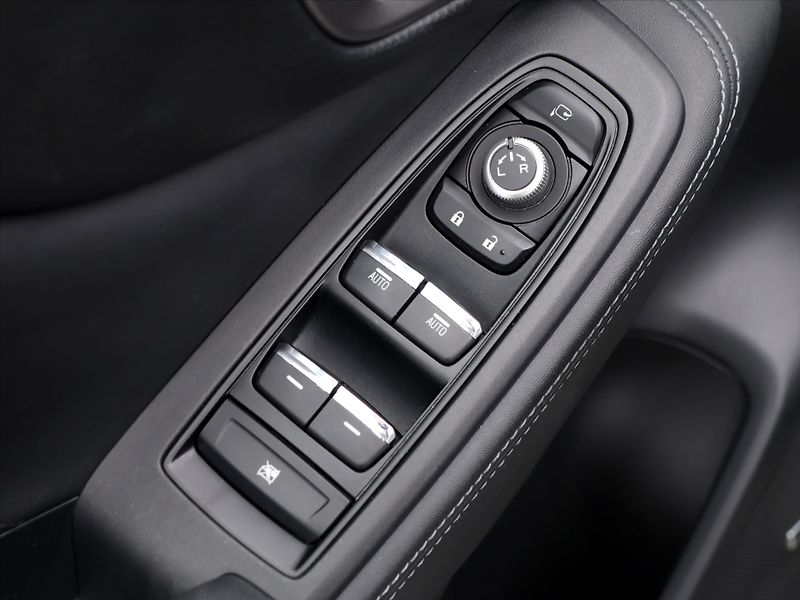 Subaru Forester 2,0 e-Boxer 110kW Executive CZ - fotka 16 z 43