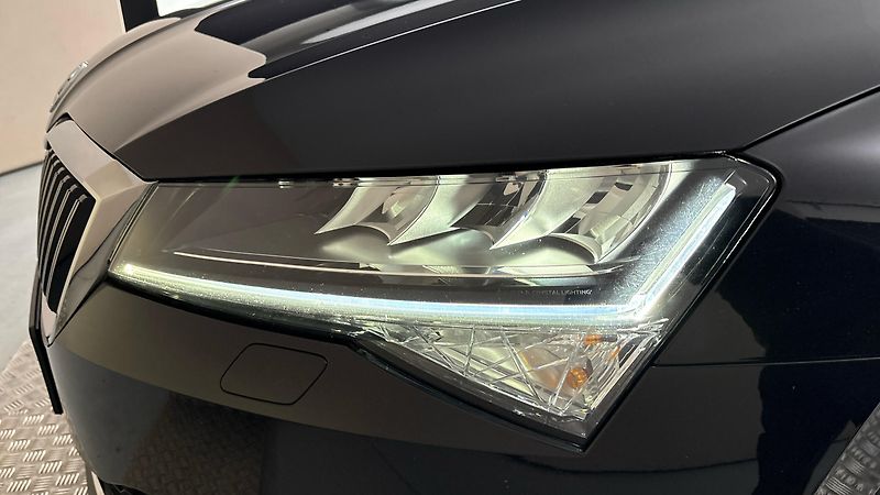 Škoda Superb 2.0 TDI DSG Style Combi - fotka 18 z 30