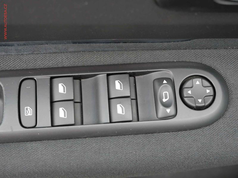 Peugeot 5008 (2015) 2.0 HDi, AC, navi, park.asist - fotka 13 z 23