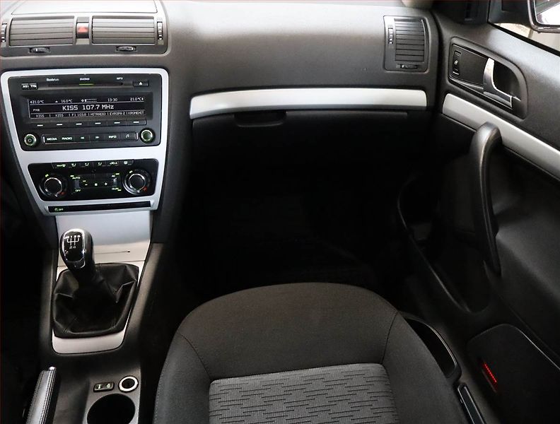 Škoda Octavia (2011) Ambiente 1.6 TDI, nová STK - fotka 8 z 18