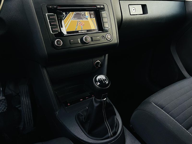 Volkswagen Touran 2.0TD MANUÁL 7MÍST SERVISKA - fotka 36 z 43