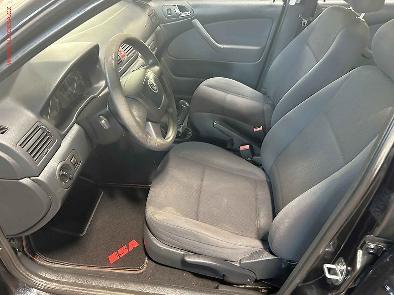 Škoda Octavia (2010) 1.6 MPi, ČR, Tour, AC - fotka 9 z 14