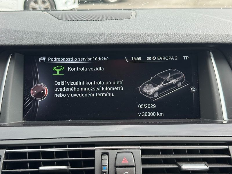 BMW Řada 5 (2014) 530d xDrive - fotka 31 z 32