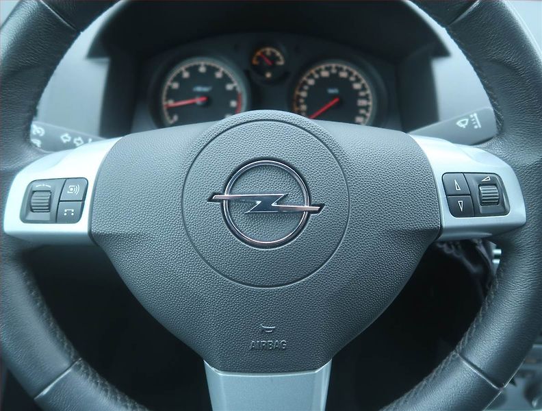 Opel Astra (2011) 1.6 16V, Serv.kniha, nová STK - fotka 14 z 14