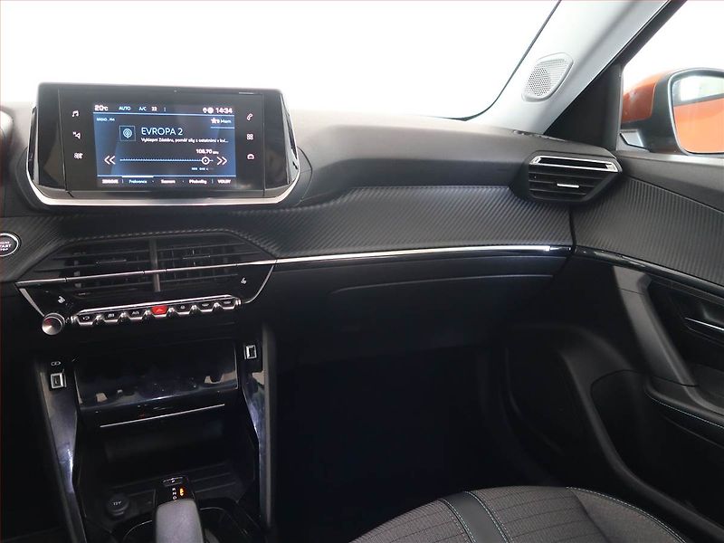 Peugeot 2008 (2021) 1.2 PureTech, Automat, ČR - fotka 8 z 14