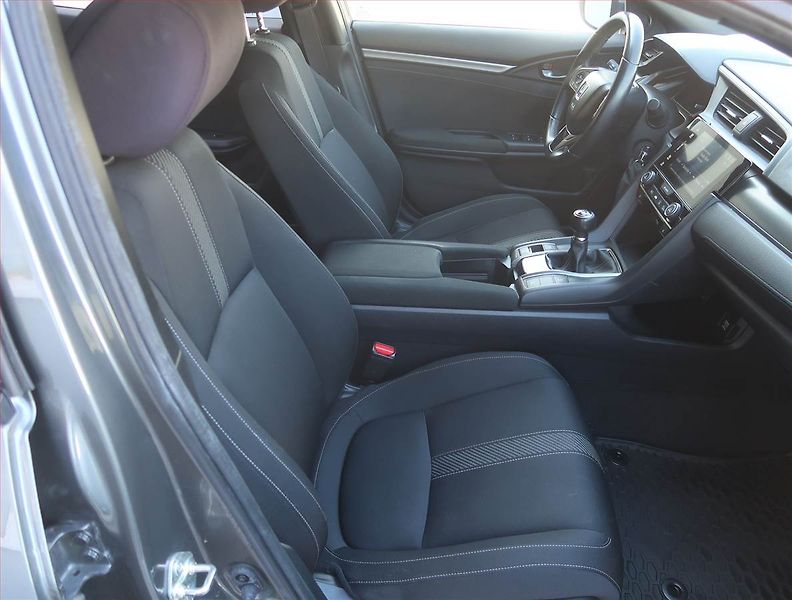 Honda Civic (2019) Elegance 1.0 VTEC Turbo - fotka 9 z 18
